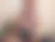 Je suis tellement excitée, j'ai juste besoin de descendre ! Je te taquine d'abord avec mes énormes seins dans mon soutien-gorge rose, avec ma culotte rose assortie couvrant mon buisson épais. Alors je me borde avec mon vibromasseur préféré. Je reçois s.