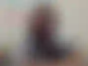 Ta copine camgirl a des idées ! Es-tu assez courageuse pour essayer son gode-ceinture dans ton cul serré ?