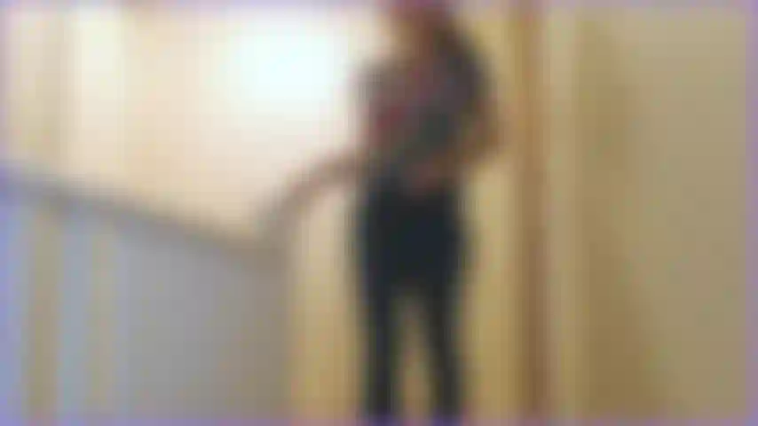 Je me déshabille de manière taquine et vous êtes agréablement surprise de voir un petit bikini sur moi au lieu d'un soutien-gorge et d'une culotte ! Je m'énerve, je te suce la bite et je te demande ton sperme !