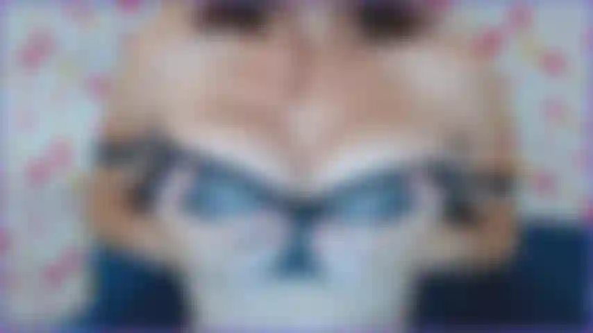 N'ai-je pas l'air mignonne avec rien d'autre qu'un bonnet ? Regarde-moi jouir fort avec mon jouet préféré ! Ne souhaites-tu pas être ici avec moi ?