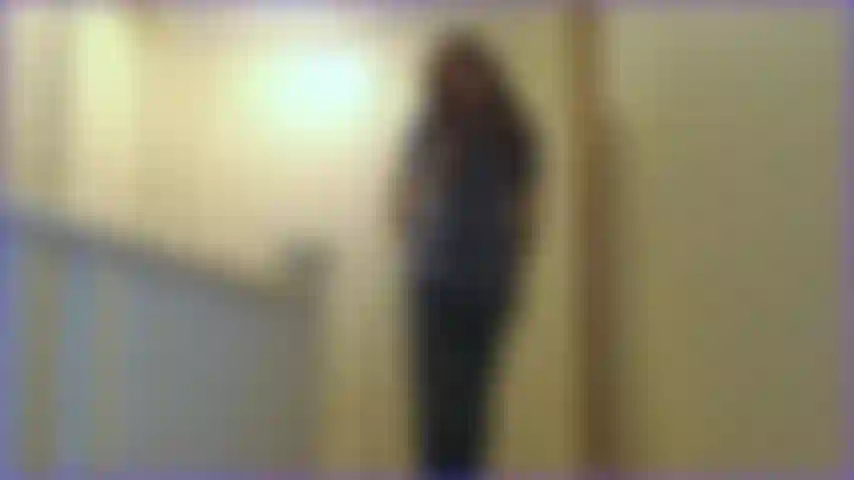 J'adore déchirer mes vieux jeans moulants ! Et cette chemise à carreaux est très fine ! Tu entends chaque délicieuse déchirure alors que je te montre lentement plus de peau !