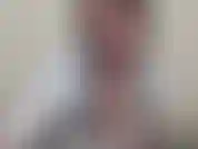 Regarde à quel point j'ai chaud dans cette vague de chaleur ! La seule chose qui me fera me sentir mieux est de verser de l'eau froide sur mes énormes seins, puis de te taquiner ! Profitez-en !