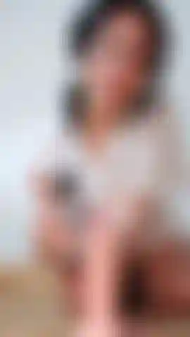 Chevauchant la bite du matin et taquinant la chatte en gémissant de plaisir.