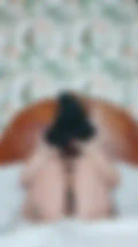 Jeu solo sexy avec chatte béante.