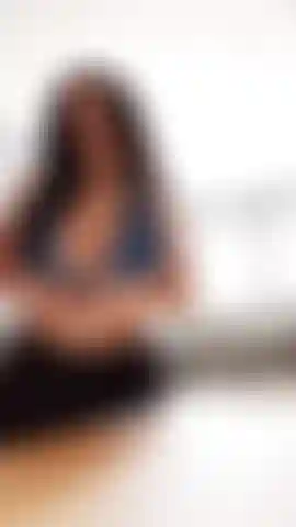 Je m'amuse avec des seins huilés dans le camping-car.