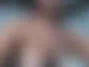 Léchant mes mamelons et accrochant mes gros seins flasques !