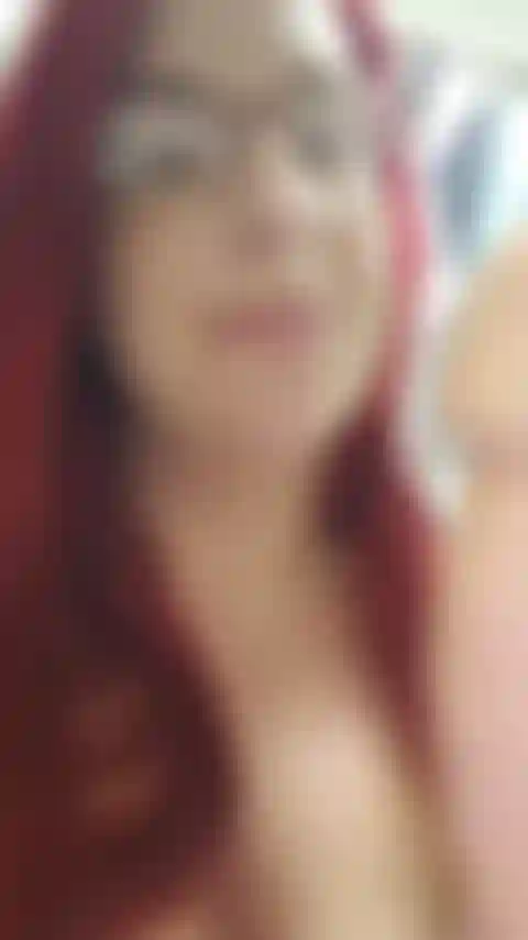 Je me déshabille et exhibe mon corps de femme enceinte de 38 semaines, je lèche et suce mes tétons (du mieux que je peux, mdr), j'exprime un peu de colostrum et je baise ma chatte avec ce nouveau gode monstre de 10 pouces et je jouis si bien ! Regardez-le - audio !