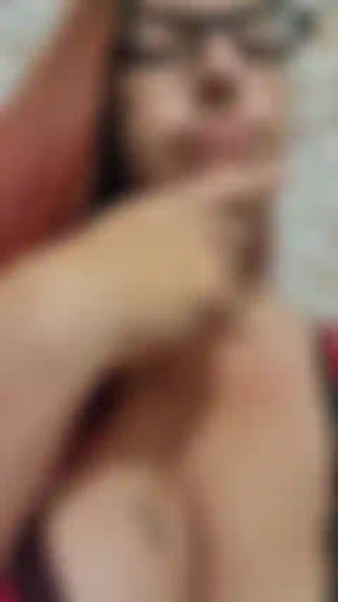 15 Ans je suis en lactation depuis des mois et je ne ralentis pas ! Mes seins devenaient assez pleins alors je fais jaillir un tas de lait, je le suce et je fais un beau gros gâchis ! Audio !