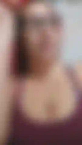 Je n'avais pas joui depuis 9 semaines et il était temps ! Je me faufile dans la salle de bain au milieu de la nuit et j'accroche mes gros seins devant ton visage pendant que je monte sur mon vibromasseur et que je jouis, puis je m'allonge et écarte les jambes avec ma chatte très poilue et je jouis à nouveau !