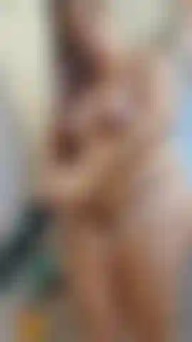 Cela faisait longtemps (presque 2 ans) que je n'avais pas eu le temps de prendre une douche au calme. J'ai profité de la situation et j'ai veillé à très bien nettoyer mon clitoris avec la pomme de douche.... Audio !