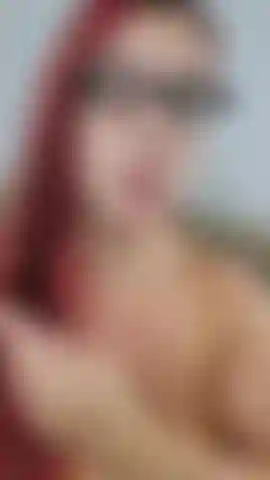 Assise sur mon gode de 12 pouces et je le chevauche, faisant rebondir mes seins enceintes ! Regarde-moi enterrer à nouveau cette bite monstrueuse dans ma chatte, cette fois avec mes seins qui rebondissent -- ça m'a même fait jouir deux fois ! 16 Enceinte de plusieurs semaines !