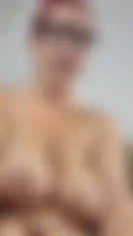 Vous voulez voir que c'est comme si ma chatte était étirée, baisée et remplie de multiples éjaculations ? Sur mes seins, mon ventre, mon visage et dans ma chatte pendant que je m'étends et te dis de me nettoyer à la fin ? ( Vidéo de gode éjacule !!) ( Audio !).