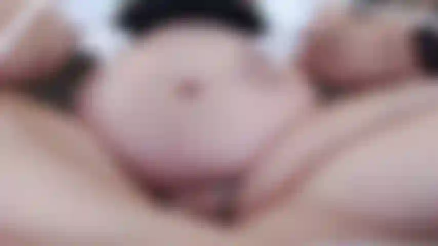 Tire-lait, partie n°2, vue rapprochée de mes mamelons pompés et je n'utilise pas mes biberons de collecte pour que vous puissiez regarder le lait s'écouler pendant que je laisse tomber et faire un beau gros gâchis avec le lait !! Vidéo parfaite pour les fanatiques du lait/lait maternel !