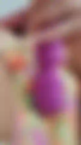 Je me taquine avec mon vibromasseur sur ma culotte, puis je l'enfile et je fais vibrer mon clitoris jusqu'à ce que j'aie un bon gros orgasme avec la caméra près de mon visage pour que tu puisses voir mon visage pendant que je jouis ! Audio !