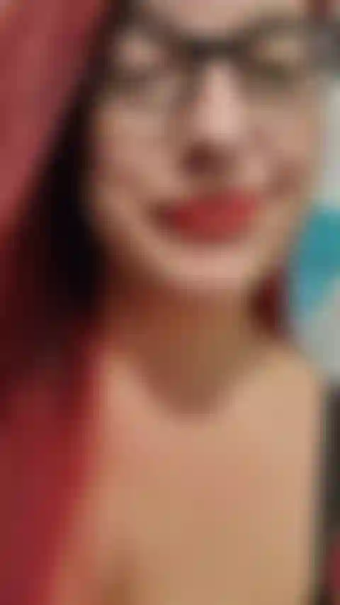 Ce n'est pas une surprise, j'aime être naturelle, mais parfois une fille veut faire quelque chose de spécial ! Regarde-moi lécher, sucer et caresser ton énorme bite (j'ai utilisé le gros gode pour celui-ci) tout en portant du rouge à lèvres ! Audio !