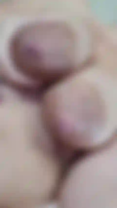 Mes seins étaient si pleins que j'ai dû relâcher la pression ! Regarde-moi faire sortir du lait de mes seins pleins ;).