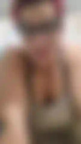 Vous m'avez envoyé une vidéo de votre femme chevauchant une bite, je ne suis pas impressionnée. Je vous montre à quoi ça ressemble quand une vraie femme bâtie comme moi chevauche votre bite et combien mieux je vous ferais jouir si c'était moi qui chevauchais votre bite et non votre femme ! 34 Semaines !