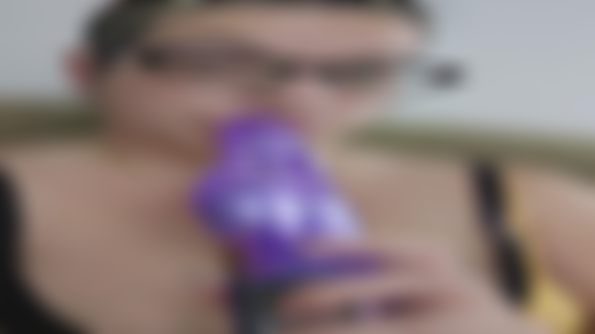 Mon mari est sorti de la ville pendant plus d'une semaine sans me baiser au préalable pendant que j'ovulais, j'ai pris les choses en main et j'ai utilisé le nouveau gode qu'il m'a acheté pour noël pour la première fois et il m'a tellement bien baisée et je suis venue bien et fort !