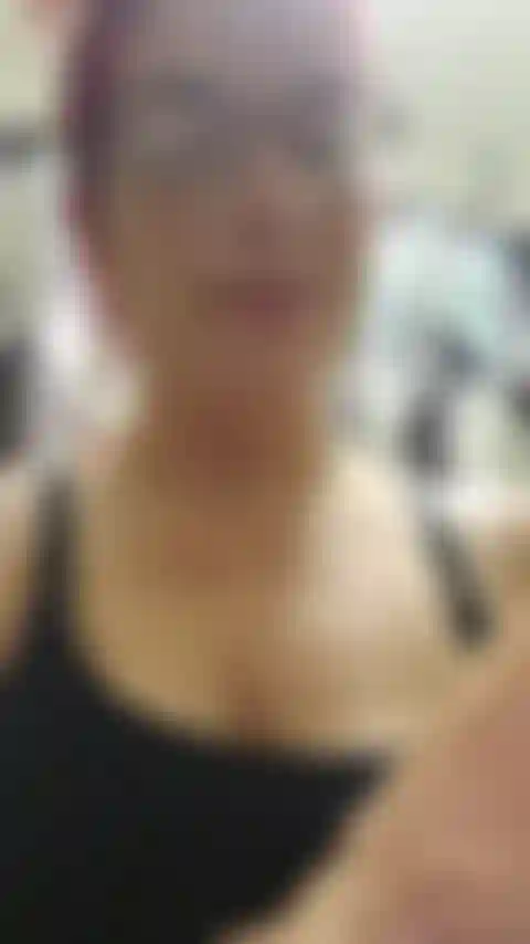 Voir mon gode de 10 pouces me fait toujours jouir si bien tout seul, j'ai pensé que je verrais ce qui se passerait quand je me baiserais avec pendant que j'utilisais mon vibromasseur en même temps, et bien... Voyez par vous-même ! 38 J'utilise mon gros jouet pendant des semaines + ambiance violette - audio !