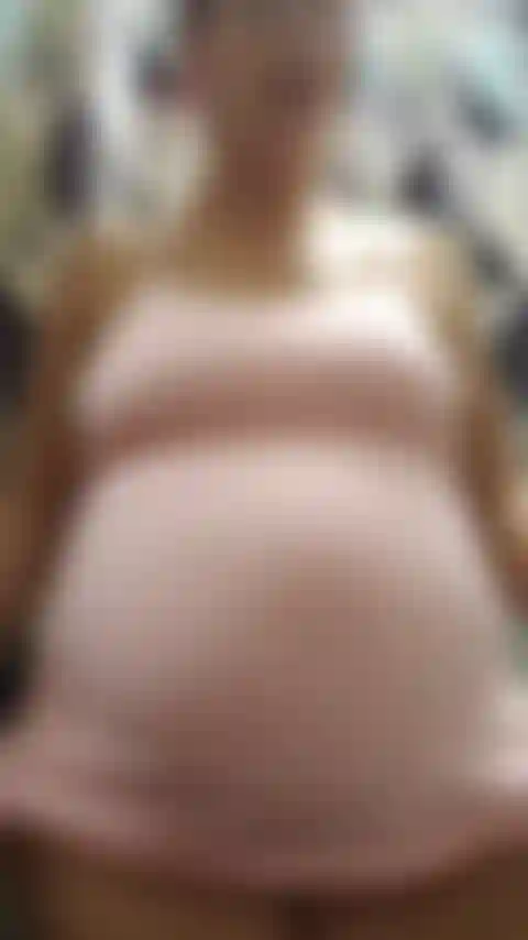 40 Semaines +1 jour de retard ! J'exprime du colostrum, je lèche mes mamelons et je le goûte tout en exhibant mon corps extrêmement enceinte ! L'un des derniers clips que j'ai réalisé alors que j'étais encore enceinte ! - Audio !