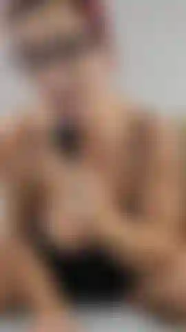 Utilisant ma nouvelle ambiance, je m'assois dessus et je la monte avec mes gros seins enceintes flasques suspendus et je jouis super fort ! Je baise ensuite ma chatte enceinte crémeuse avec mon gode en verre et j'utilise l'ambiance en même temps et je jouis une seconde fois et je montre ma chatte crémeuse à la fin !