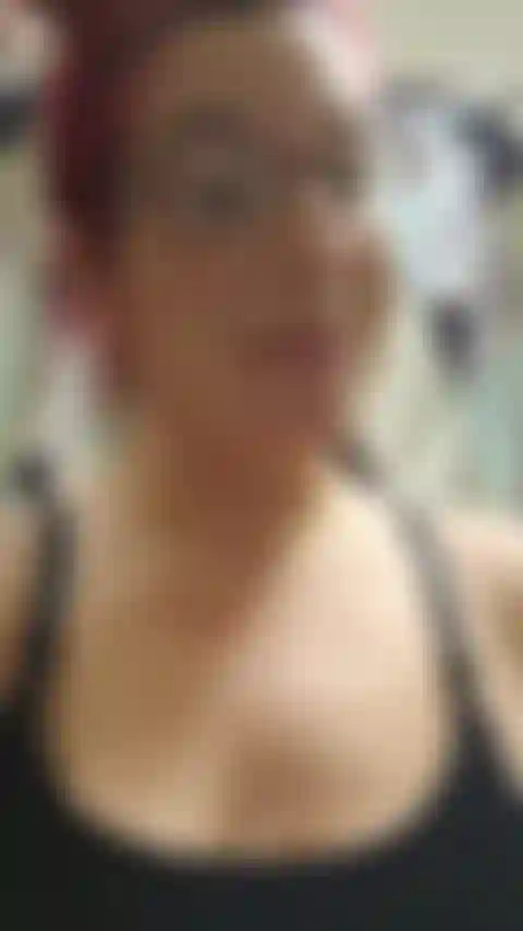 Après avoir enfin trouvé un jouet « roulable », c'est maintenant votre chance de le voir. 38 Enceinte de plusieurs semaines, chevauchant mon gode de 10 pouces, vues de face et de dos - regardez mon gros ventre de femme enceinte, mes seins et mon cul rebondir partout ! - Audio.