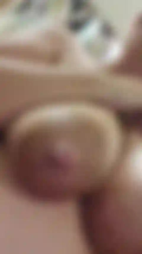 J'utilise mon gode 10 pouces pour la première fois depuis que j'ai accouché il y a 3 mois ! Regarde-moi lécher et sucer mes mamelons et sucer du lait, baiser ma chatte avec le jouet et me faire jouir tout en jetant du lait partout et en faisant un gros gâchis ! - Audio !