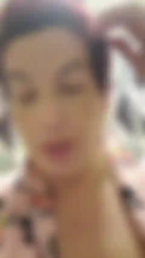 Je me déshabille et exhibe mon corps post-partum pour la première fois, notamment en montrant à quel point ma chatte est poilue et en faisant gicler du lait ! - Audio !