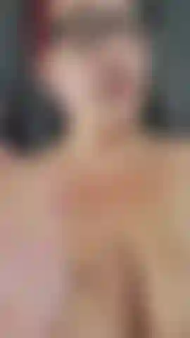 J'utilise 5 godes différents du plus petit au plus gros ! Regarde-moi étirer ma chatte à la fin avec mon plus gros jouet ! C'est mon gode méchant dragon qui est encore plus épais que mon gode de 12 pouces ! ( Audio !).