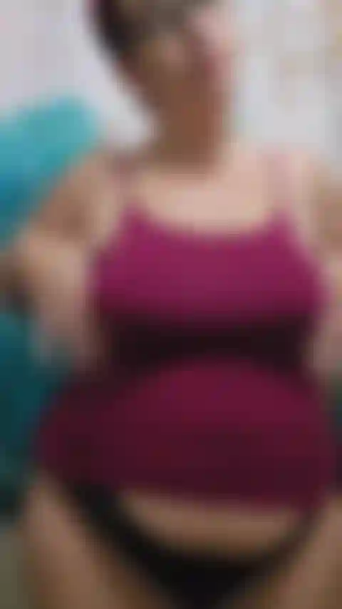 Je montre mes énormes seins post-partum, puis je m'allonge et je te demande de monter sur moi et de me baiser dans un style missionnaire pov pour que tu puisses regarder mes énormes seins pleins rebondir comme si tu me baisais et en parlais tu m'imprègne encore !