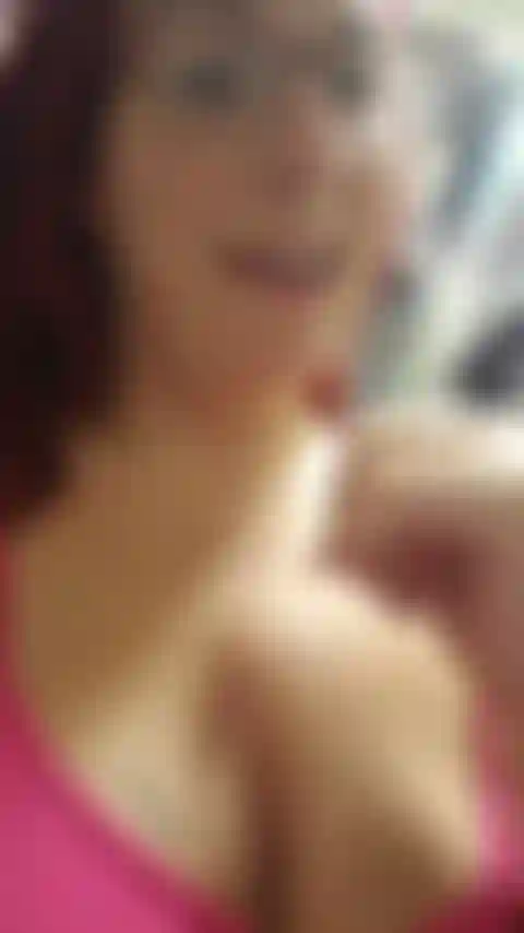 23 Enceinte de plusieurs semaines - une pipe bâillonnée bâclée et des crachats partout sur mes seins et mon ventre. J'ai enregistré cette vidéo dans mon 'bureau' avec mon téléphone donc elle a de l'audio :).