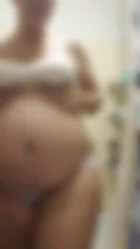 32 Enceinte de plusieurs semaines, je prends une bonne douche chaude et j'utilise la pomme de douche de mon bon vieux fidèle ami pour faire vibrer mon clitoris jusqu'à un gros orgasme ! :) Audio !