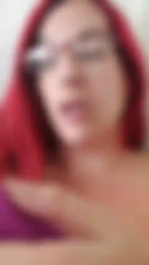 Après 24 heures frustrantes sans vraie bite, sans orgasmes et trop de putains de taquineries, y compris mon vibe mourant pendant une vidéo de masturbation, j'ai chargé cette chienne, je me suis faufilée et j'en ai pris soin. Lol.