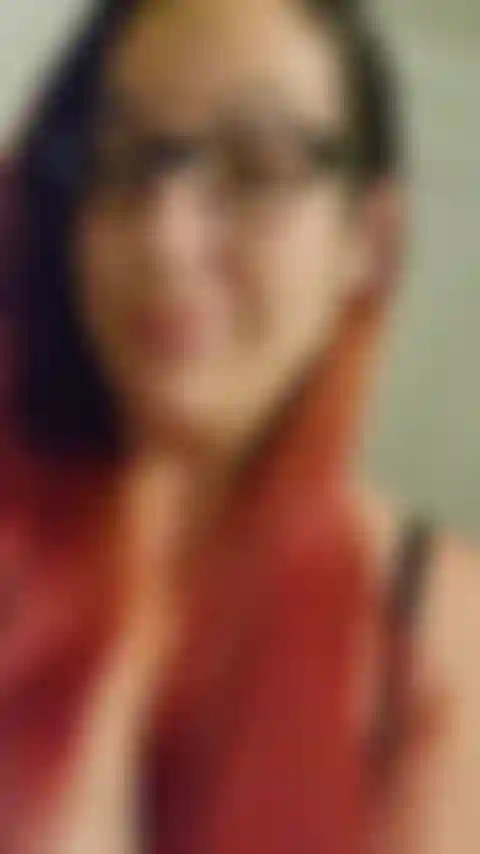 Vue complète de mon corps de la tête aux pieds en leggings/débardeur/soutien-gorge/culotte, enlevant tout puis en accrochant mes seins devant ton visage et en les secouant ! Audio !