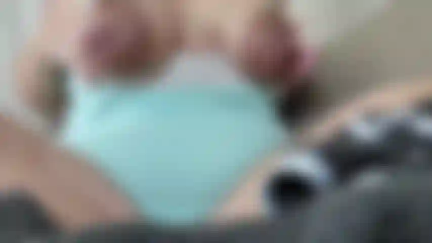 Mes seins étaient super pleins et j'avais besoin de décharger un peu. Regardez-moi gicler du lait maternel pour aider à soulager un peu la pression !