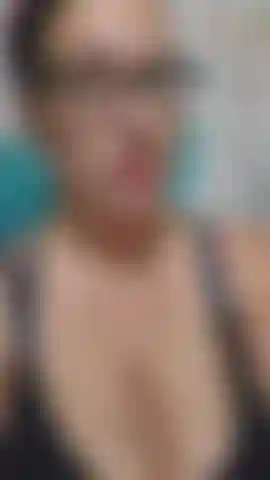 J'ai trouvé mon petit vibromasseur noir ! Il me manquait depuis si longtemps, ce petit suceur puissant me fait toujours jouir si vite mais je voulais me forcer. Quand j'ai finalement joui, je n'ai pas voulu m'arrêter alors j'ai continué parce que c'était si bon et j'ai joui à nouveau !