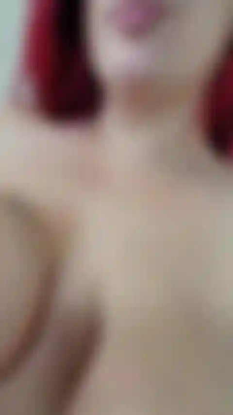 Goûte juste à sucer le lait de mes mamelons et à le laisser couler sur mes seins !