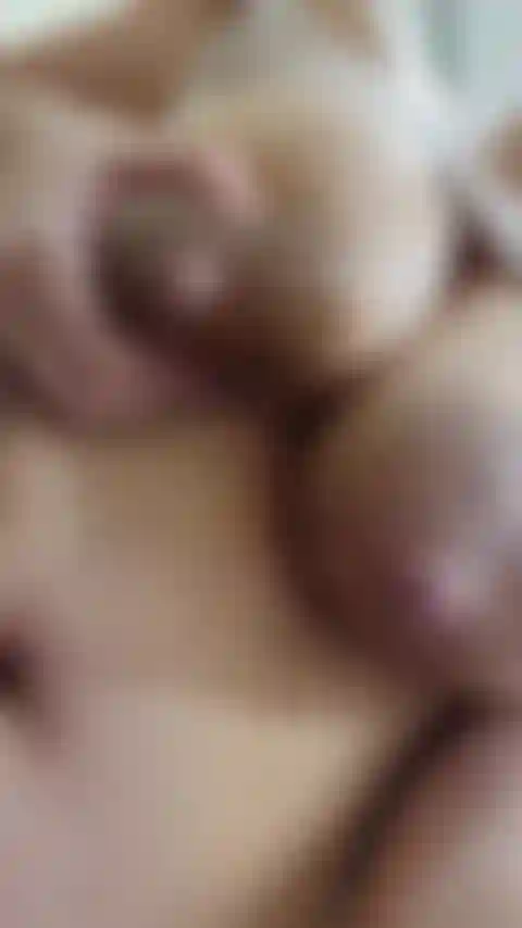 Je fais jaillir un peu de mon lait maternel dans cette jolie petite vidéo teaser :).