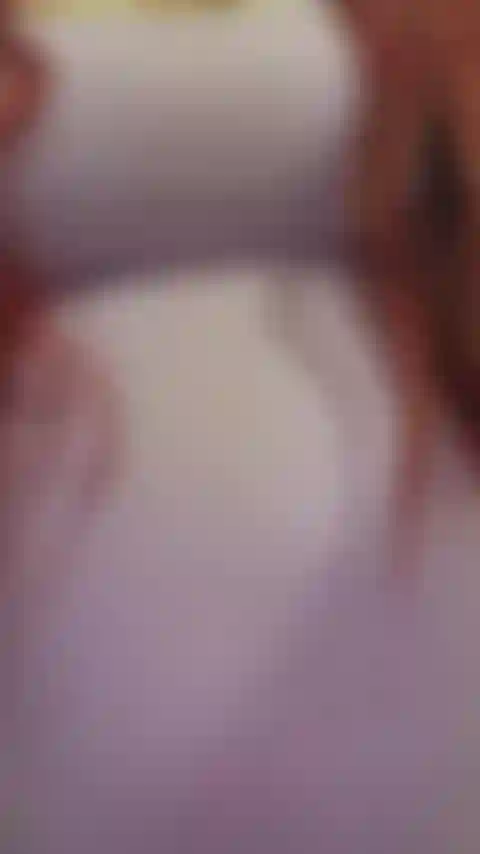 Quelque chose d'amusant avec du lait ! Je fais gicler du lait et je vois si je peux me frapper le visage et le mettre dans ma bouche - puis-je ? Peut-être devriez-vous regarder et voir :) - audio !