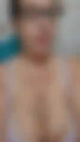 Il fait beau et le champagne coulait à flots, je souhaitais que tu sois avec moi pour m'aider à vider mes seins pendant que je vide ta bite, je parle sale pendant que je joue avec ma chatte super humide et que je gicle du lait pour toi et que je supplie pour ta charge de sperme ! ( Audio !).