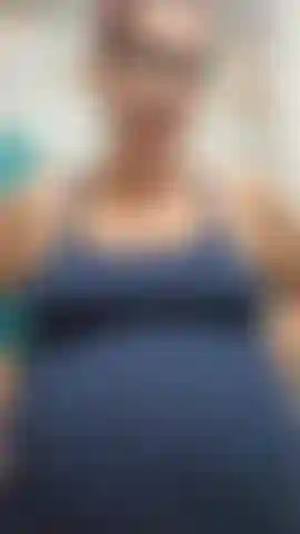 Je transforme tom en ma pute aimant la bite ! Je mets mon plus gros strapon et je le fais se mettre à genoux et le sucer comme un bon garçon, puis je le récompense en le baisant dans le cul - puis je le laisse caresser sa bite et jouir sur mon ventre de femme enceinte ! 38 Weeks.