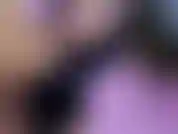 Je suce mon jouet et je lui fais une belle pipe super bâclée et humide. Des tonnes de salive !