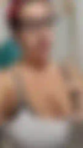 Exhibant mon ventre de femme enceinte de 22 semaines et me déshabillant complètement avec une vue complète de la tête aux pieds ! J'huile mes seins et mon ventre puis j'accroche mes seins de femme enceinte directement devant ton visage ! Des seins qui rebondissent (écoutez à quel point ils applaudissent !) Audio !