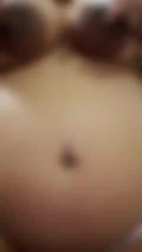 Des tonnes de bâillonnement et de gros plans sur moi étant une fille sale, une de mes choses préférées à faire ! Si vous aimez les filles désordonnées et les crachats, cette vidéo est pour vous ! 28 Enceinte de plusieurs semaines - audio !