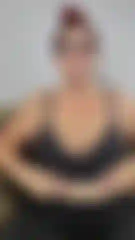 Le léchage et la succion sensuels des tétons se transforment en une belle pipe bâillonnée avec du crachat sur tout mon corps et mes seins, puis vous demande de couvrir mes seins d'une grosse charge de sperme à la fin ! Audio !