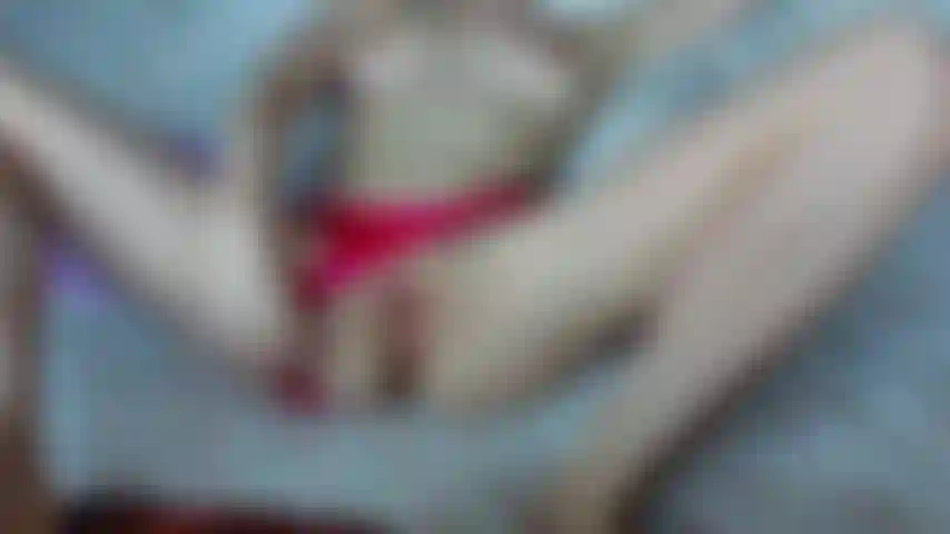 Une adolescente aux gros seins a du mal à insérer un nouveau jouet dans ses trous serrés.