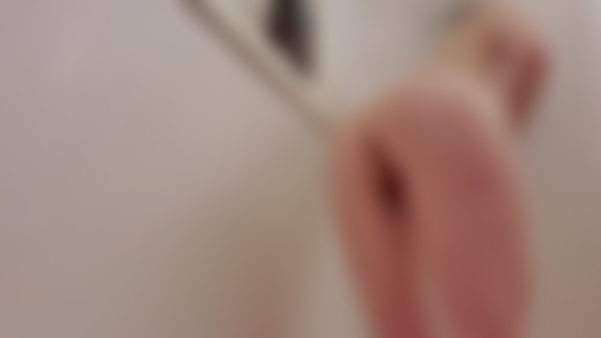 C'est l'heure de la douche avec une petite salope anale