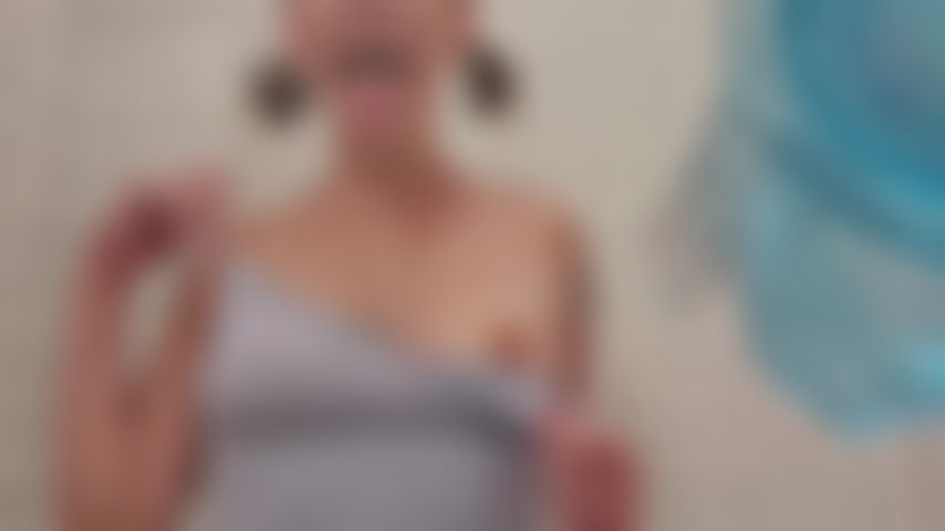 Cam cutie montre sa longue langue dans un spectacle de