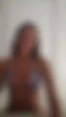 Il m'a fait monter les larmes aux yeux, regardez-moi m'étouffer sur cette délicieuse bite avec une fellation bien bavarde, il m'a même fait sucer ses couilles....