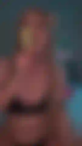 Cat girl mange une sucette glacée !